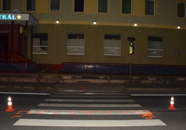 Pri dopravnej nehode vo Zvolene sa vážne zranil chodec, podľa vodiča mu náhle vbehol do cesty