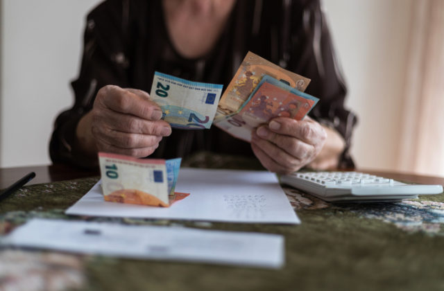 Seniorku vo Vranove nad Topľou pripravili podvodníci o 30-tisíc eur, polícia po páchateľoch stále pátra – FOTO