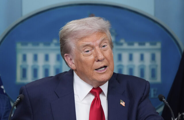 Trump sa pred cestou na Aljašku dvakrát pomýlil a povedal, že ide do Ruska
