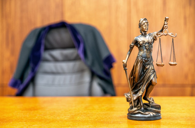 Policajta z kauzy Očistec súdia pre nezákonné lustrácie, obžalovaný vinu odmieta