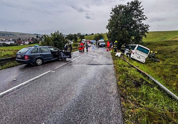 Na Spiši došlo k vážnej nehode auta a autobusu, hlásia jednu obeť a niekoľko zranených – FOTO