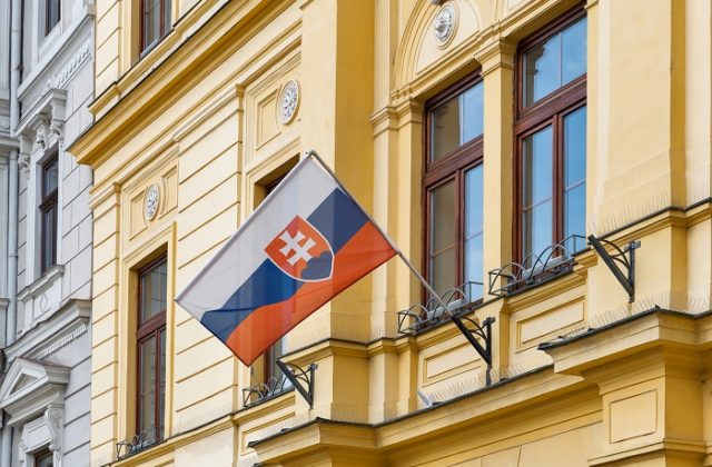 Medzi Slovákmi rastie skepticizmus a nedôvera, štúdia potvrdila aj vysokú náchylnosť ku konšpiráciám