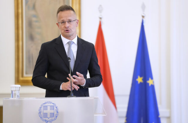 Šéf maďarskej diplomacie vyhlásil, že Budapešť je pripravená hostiť mierové rozhovory o Ukrajine