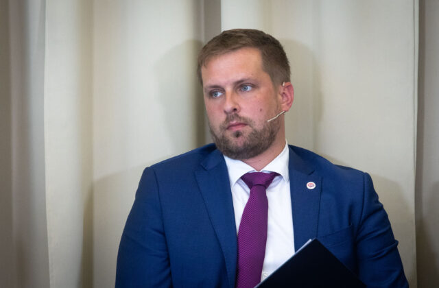 Odvolávanie ministra Šaška sa nekonalo, mimoriadnu schôdzu museli odložiť – VIDEO