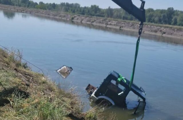 V Beluši sa zosunulo auto s prívesom do kanála, tragédia si vyžiadala život 73-ročného muža