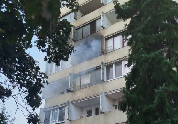 V Petržalke horel byt na štvrtom poschodí, obyvateľov evakuovali – FOTO
