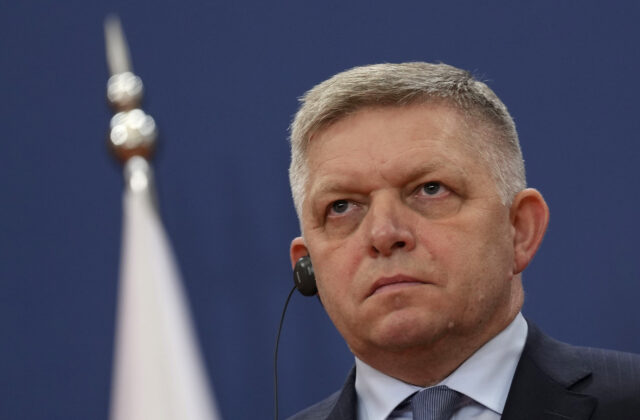 „Som ako lep na muchy,“ Fico tvrdí, že ho médiá naháňajú aj na dovolenke, vyjadril sa aj ku kúpe nehnuteľnosti – VIDEO