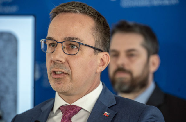 Sociálne služby nikto nenechal padnúť, reaguje minister Tomáš na kritiku SaS