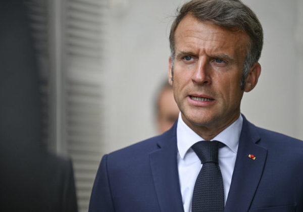 O ukrajinských územiach môže s Ruskom rokovať iba Zelenskyj, vyhlásil Macron