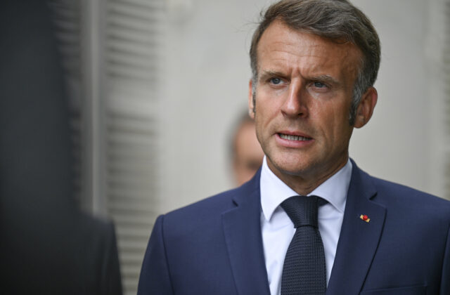 O ukrajinských územiach môže s Ruskom rokovať iba Zelenskyj, vyhlásil Macron