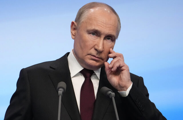Pri Putinovom paláci vypukol lesný požiar spôsobený dronmi