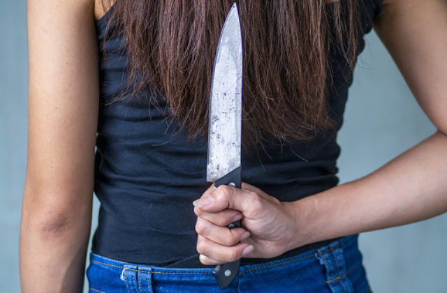 Žena napadla v ubytovni muža nožom a keď bol na zemi, kopala ho ešte do hlavy