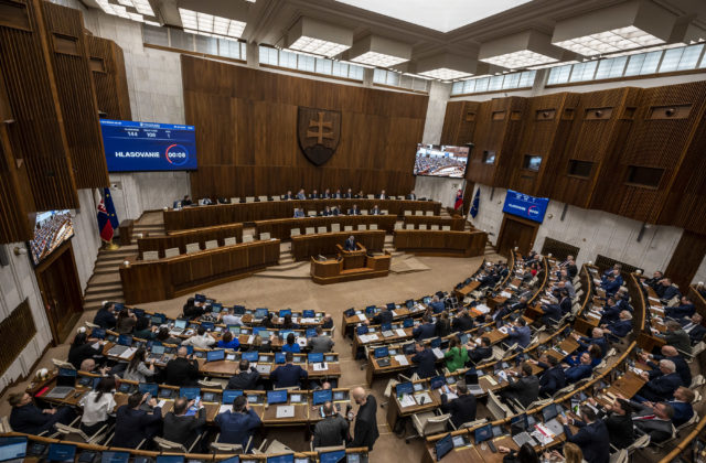 Rokovací poriadok v parlamente čakajú zmeny, koaliční poslanci chcú upraviť rečnícky čas aj postup pri Hodine otázok
