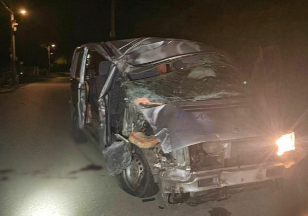 Vodič dodávky narazil do stĺpa a ušiel, v aute nechal dve zranené deti – FOTO