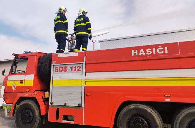 Hasiči zasahujú pri požiari rodinného domu v okrese Poprad, pomáhajú aj dobrovoľníci