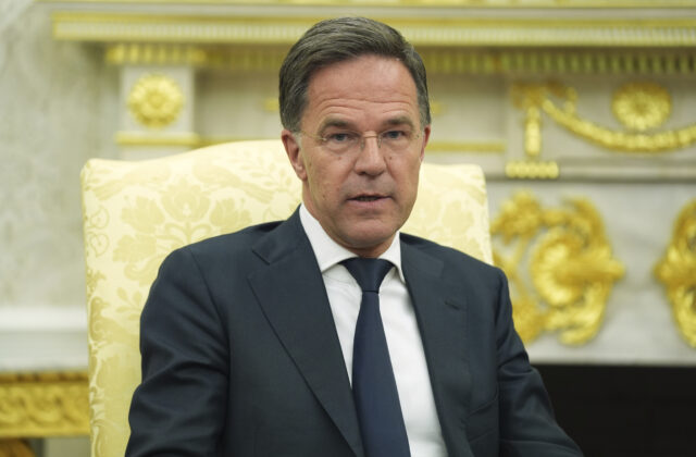 NATO bude Ukrajine zbrane dodávať bez ohľadu na to, na čom sa Trump a Putin dohodnú, povedal Rutte