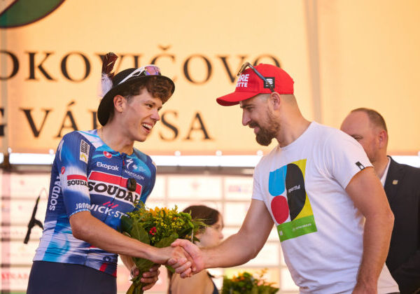 Peter Sagan privítal cyklistov v Sládkovičove, vyzdvihol výkony mladého Slováka