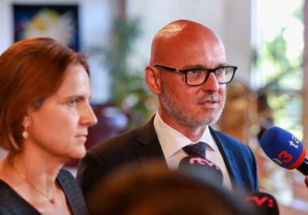 Vláda opäť odsúva odvolávanie ministrov, Gröhling hovorí o čistej arogancii moci – VIDEO