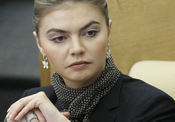 Uvádza Putin do spoločnosti „novú cárovnu“?