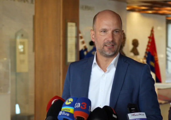 Šutaj Eštok môže na ministerstve vnútra šetriť na predražených kšeftoch, tvrdí Grendel – VIDEO