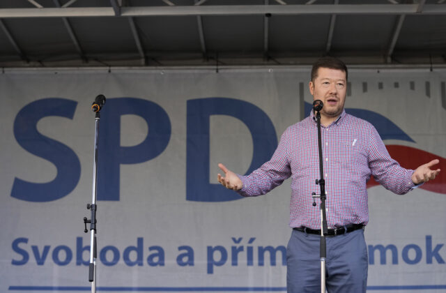 Líder českej krajnej pravice Okamura zabáva internet, s krovinorezom ukázal, ako by orezal výdavky