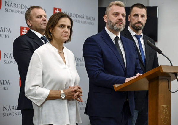 Policajti chcú vyššie platy, nie antistresové loptičky. Liberáli považujú Deň ministerstva vnútra za frašku – VIDEO