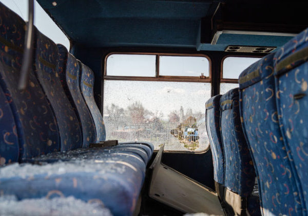 Autobus neubrzdil, odhodil osobné auto do protismeru, kde sa zrazilo s ďalším vozidlom