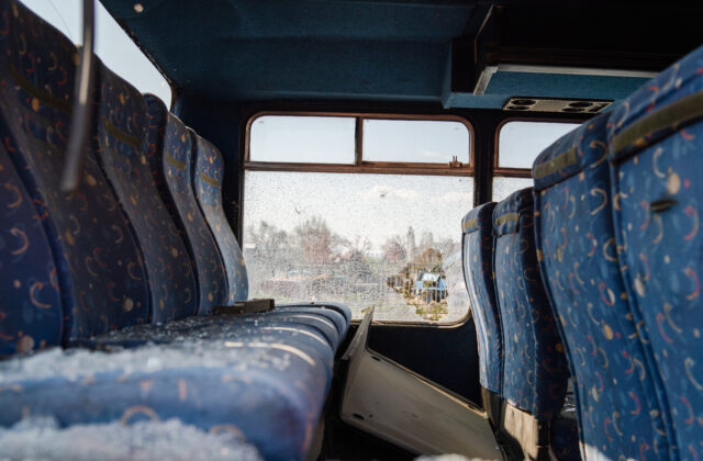 Autobus neubrzdil, odhodil osobné auto…