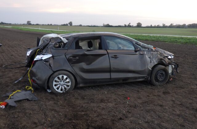 Tragická nehoda pri Váhovciach. Auto sa po šmyku viackrát prevrátilo, spolujazdec neprežil – FOTO