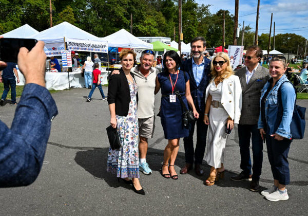 Šimkovičová bola na festivale v New Jersey, Nadácia Zastavme korupciu poukázala na predražený nákup leteniek – VIDEO, FOTO