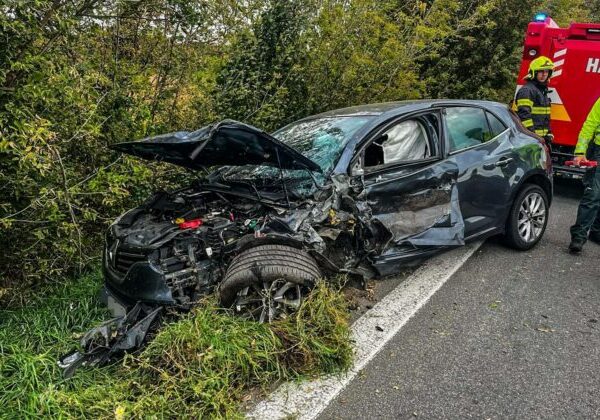 Pri Michalovciach sa čelne zrazili dve autá, medzi zranenými je aj dieťa – FOTO