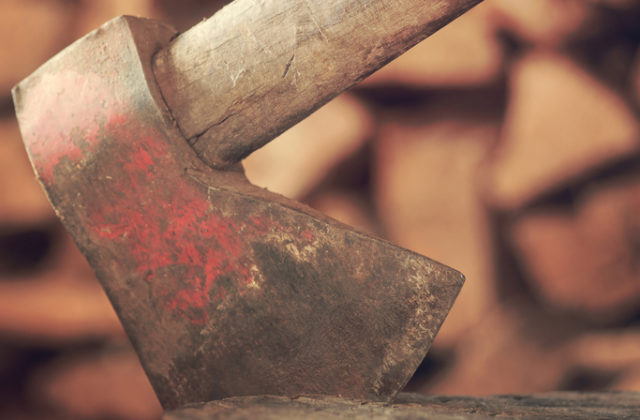 Útočník napadol muža sekerou, spôsobil mu vážne&hellip;