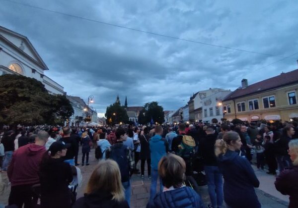 Dosť bolo Fica, vlastizrada aj hanba, kričalo sa na proteste proti ožobračovaniu v Košiciach – FOTO