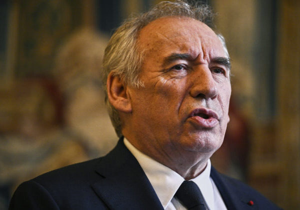 Francúzska vláda padla v hlasovaní o dôvere