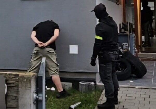 Policajti z Dunajskej Stredy a Trnavy riešili streľbu aj útok nožom, jeden muž skončil v nemocnici