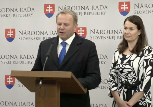 Spor o sociálne podniky sa vyhrocuje. Liberáli hovoria o podvodoch, ministerstvo o pokrytectve opozície – VIDEO