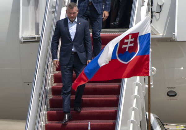 Prípad letu Pellegriniho počas predvolebnej kampane uzavreli pokutou, sankcionovali aj progresívcov