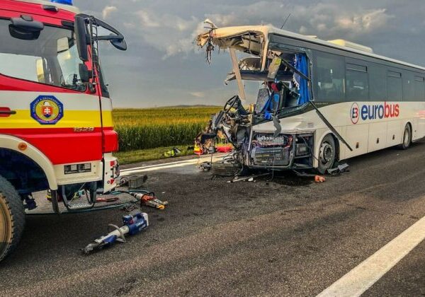 Vyšetrovanie tragickej nehody pri Drienovci pokračuje, vodič kamióna údajne dostal defekt