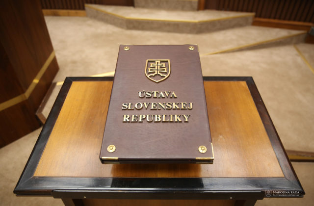 Benátska komisia podľa právnikov potvrdila obavy o rizikách novely ústavy, znepokojivé sú najmä nedefinované pojmy
