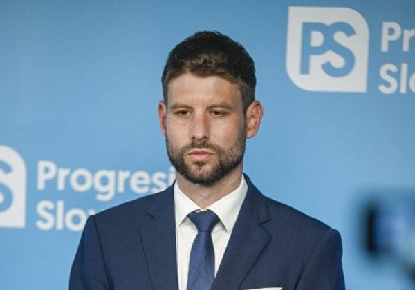 Šimečka skritizoval Fica. Premiér si kupuje haciendy a luxusné hodinky, no útočí na moju mamu