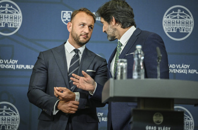 Šutaj Eštok nesúhlasí s ďalšími výdavkami na obranu, podľa Kaliňáka by si mal najprv upratať na svojom ministerstve