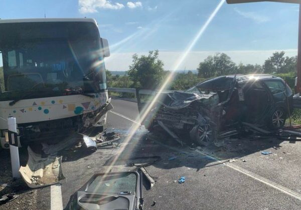 Vodiča osobného vozidla po zrážke s autobusom v Hlovocvi museli s vážnymi zraneniami transportovať vrtuľníkom – FOTO