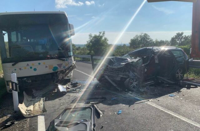 Vodiča osobného vozidla po zrážke s autobusom v Hlovocvi museli s vážnymi zraneniami transportovať vrtuľníkom – FOTO
