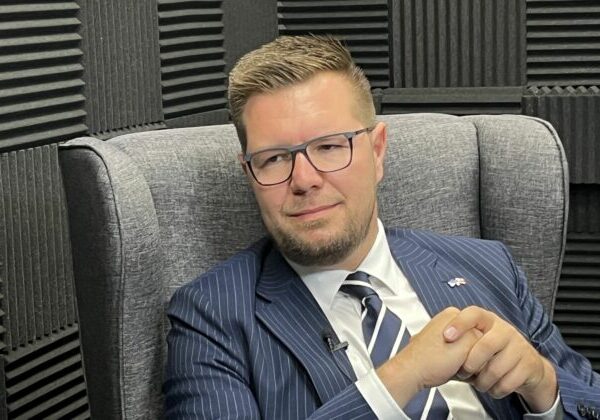 Šimko súhlasí so zmrazením platov poslancov. Budú aj podliehať špeciálnemu zdaneniu, podotkol – VIDEO