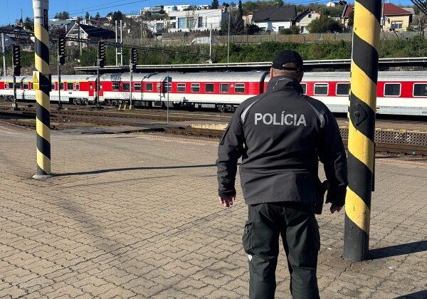 Policajti pristihli opitých troch zamestnancov železníc, posvietili si aj na priecestia 