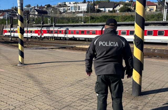 Policajti pristihli opitých troch zamestnancov železníc, posvietili si aj na priecestia 