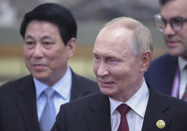 Putinov mrazivý stisk ruky vyvoláva obavy, že by mohol mať na muške ďalšieho suseda