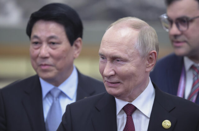 Putinov mrazivý stisk ruky vyvoláva obavy, že by mohol mať na muške ďalšieho suseda
