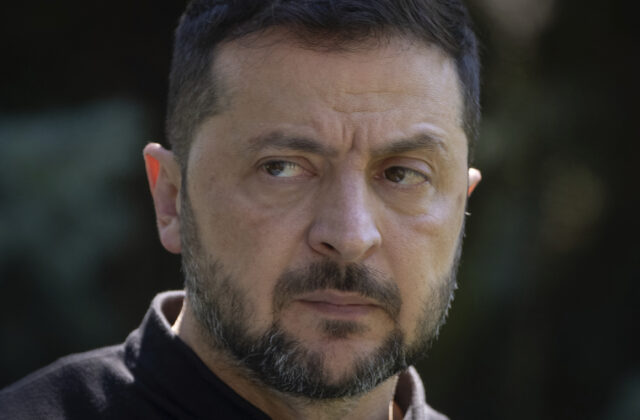 Ruská bomba zasiahla civilistov pri vyplácaní dôchodkov, Zelenskyj hovorí o vyše 20 obetiach – VIDEO
