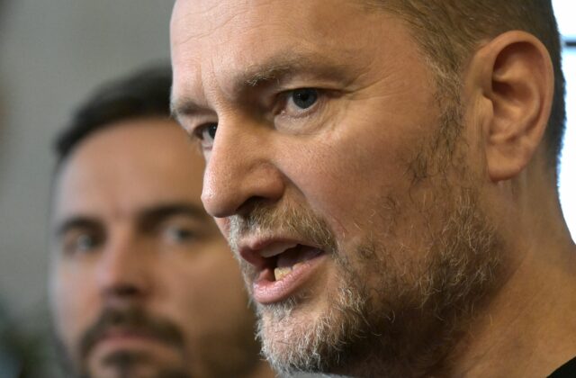 Matovič hovorí o zrade od vlastných poslancov, o podporení novely ústavy sa dozvedel len pár minút pred hlasovaním – VIDEO